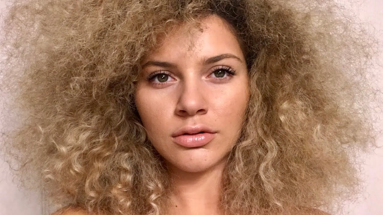 cheveux bouclés frisottés