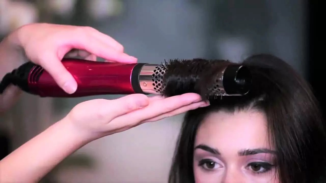 Brosse soufflante ou lisseur : quel appareil coiffant choisir pour vos cheveux ?