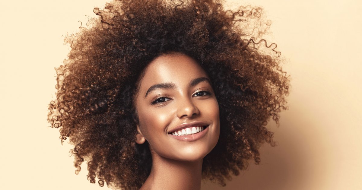 Pourquoi a-t-on des frisottis sur cheveux frisés et comment y remédier ?
