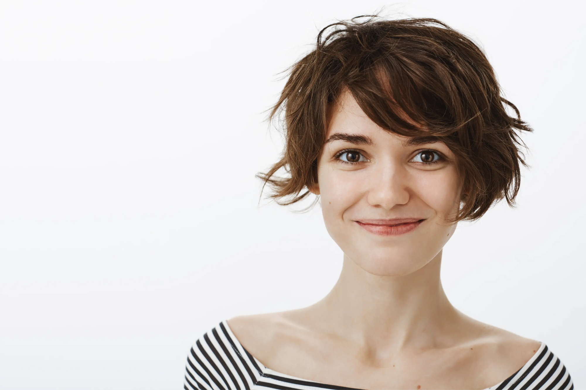 Style cheveux courts : quelles tenues pour valoriser votre coupe ?