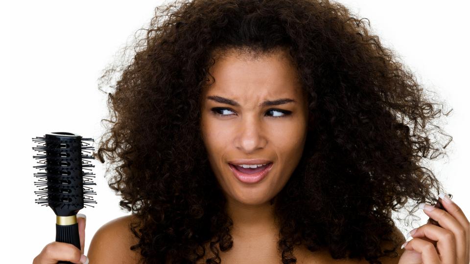 Quelle est la meilleure brosse soufflante pour coiffer des cheveux afro en 2025 ?
